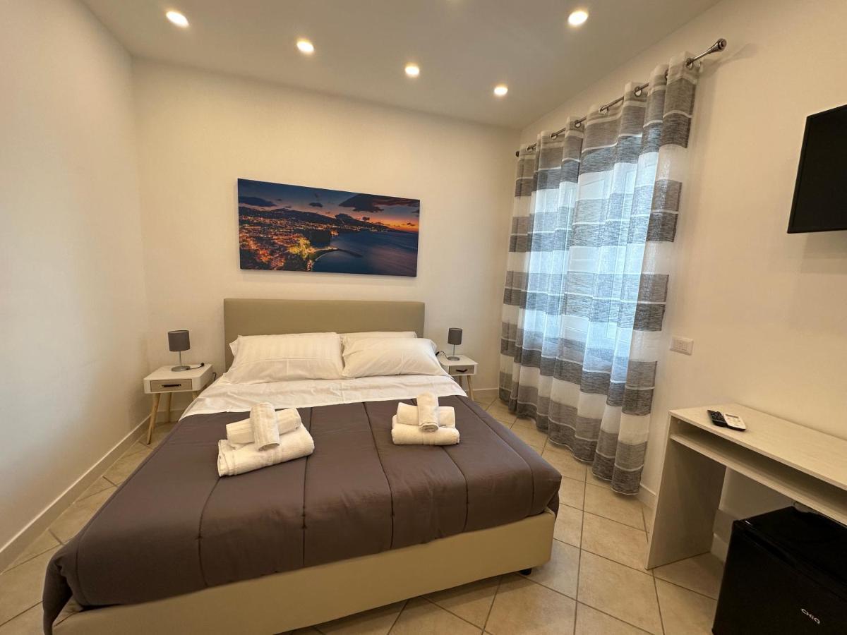B&B Off Rooms And Relax Naples Exterior photo